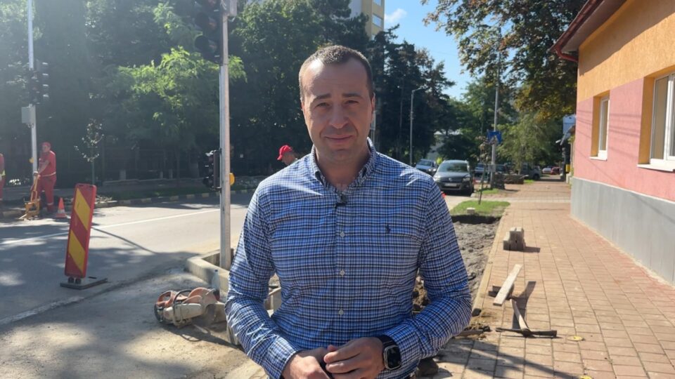 Lucian Harșovschi - Un nou semafor cu buton de comandă pentru pietoni se montează în apropierea Școlii Gimnaziale Nr. 3