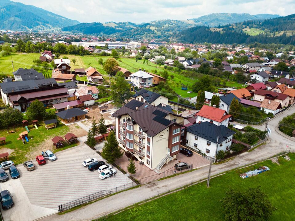 Noul complex turistic Constantin, deschis în Câmpulung Moldovenesc, la poalele masivului Rarău