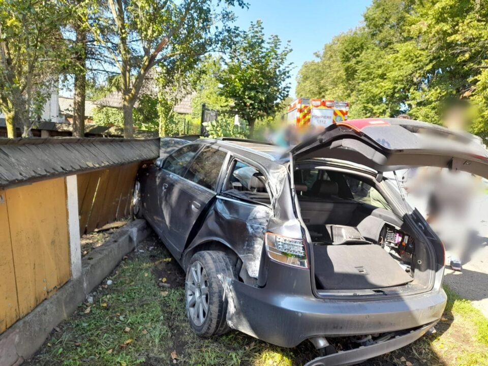 Accident violent, cu doi răniți încarcerați, la Frătăuții Vechi