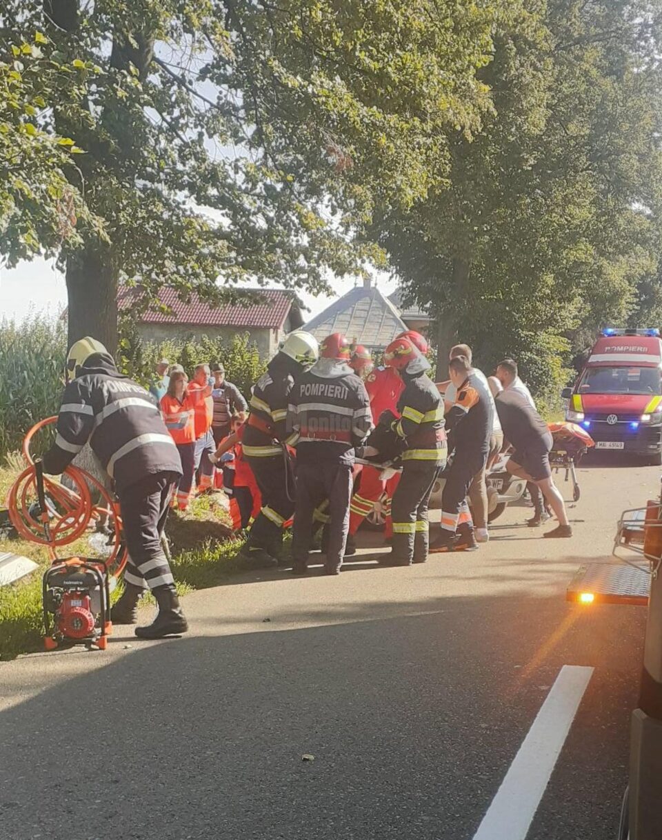 Accident violent, cu doi răniți încarcerați, la Frătăuții Vechi