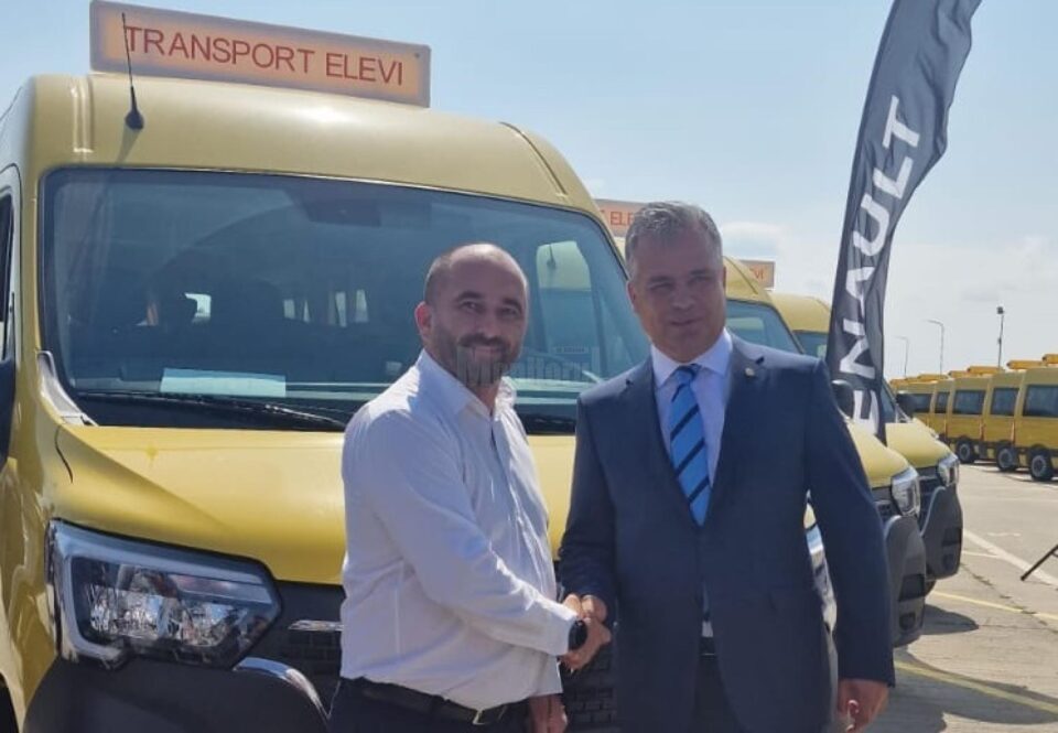 Flutur anunță că în această seară în trei localități din județ au ajuns primele microbuze școlare noi achiziționate prin Ministerul Dezvoltării Flutur anunță că în această seară în trei localități din județ au ajuns primele microbuze școlare noi achiziționate prin Ministerul Dezvoltării