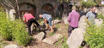 Echipa Fundației Jewish Galicia & Bukovina cu membri ai comunității evreiești din Suceava