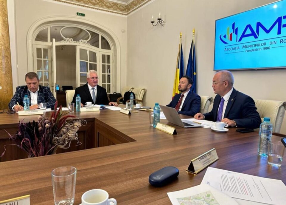 Primarul Sucevei, Ion Lungu, care a avut marți discuții, în Capitală, cu ministrul Mediului, Apelor și Pădurilor, Mircea Fechet, la sediul Asociației Municipiilor din România