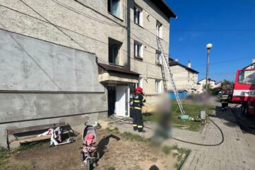 Oameni evacuați după un incendiu în apartamentul unui bloc din Gura Humorului