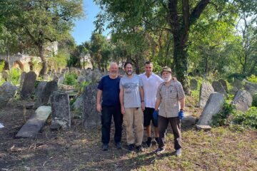 Echipa Fundației Jewish Galicia & Bukovina la lucru în cimitirul evreiesc din Suceava