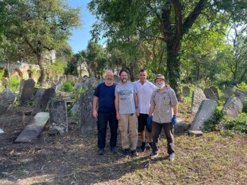 Echipa Fundației Jewish Galicia & Bukovina la lucru în cimitirul evreiesc din Suceava