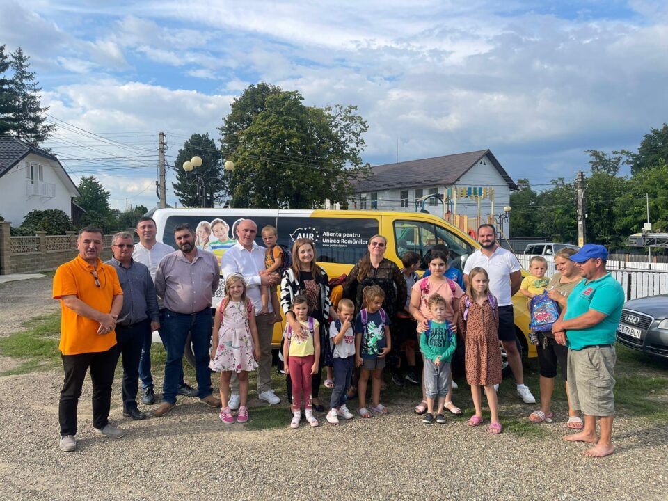 Peste 350 de elevi din județul Suceava au primit ghiozdane și rechizite în cadrul unei acțiuni inițiate de Alianța pentru Unirea Românilor Peste 350 de elevi din județul Suceava au primit ghiozdane și rechizite în cadrul unei acțiuni inițiate de Alianța pentru Unirea Românilor