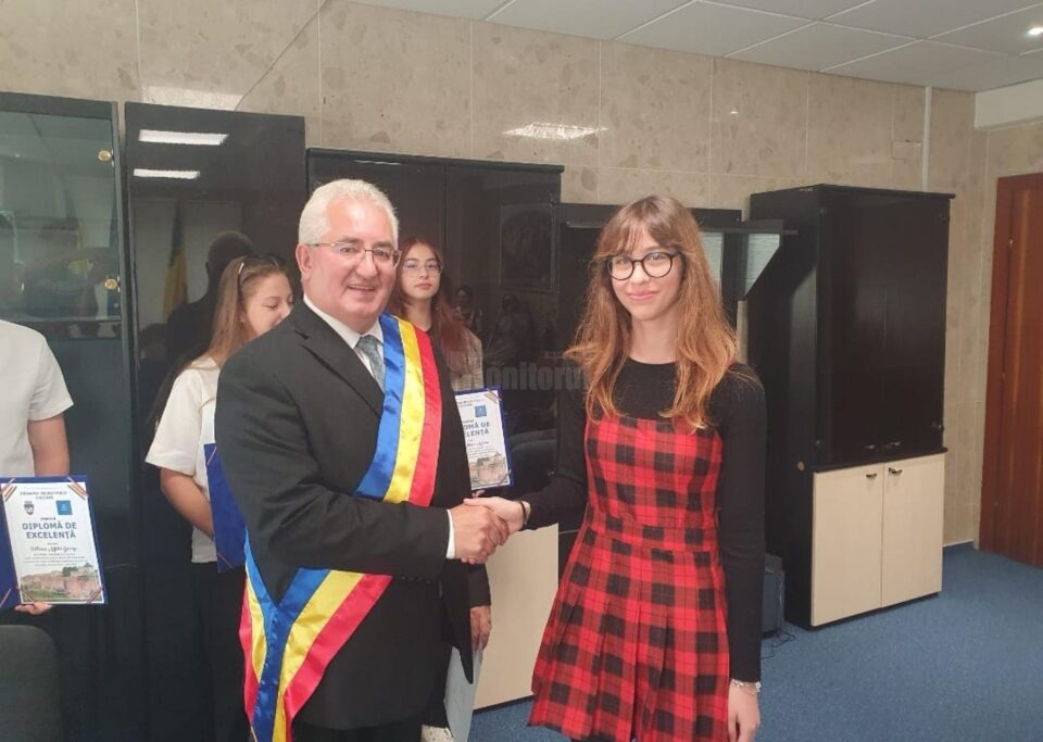 Elevii de 10 din municipiul Suceava au fost recompensați cu câte 3000 de lei și au primit și diplome de excelență din partea primarului Ion Lungu