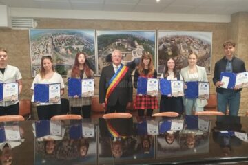 Elevii de 10 din municipiul Suceava au fost recompensați cu câte 3000 de lei și au primit și diplome de excelență din partea primarului Ion Lungu