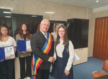 Elevii de 10 din municipiul Suceava au fost recompensați cu câte 3000 de lei și au primit și diplome de excelență din partea primarului Ion Lungu