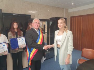 Elevii de 10 din municipiul Suceava au fost recompensați cu câte 3000 de lei și au primit și diplome de excelență din partea primarului Ion Lungu