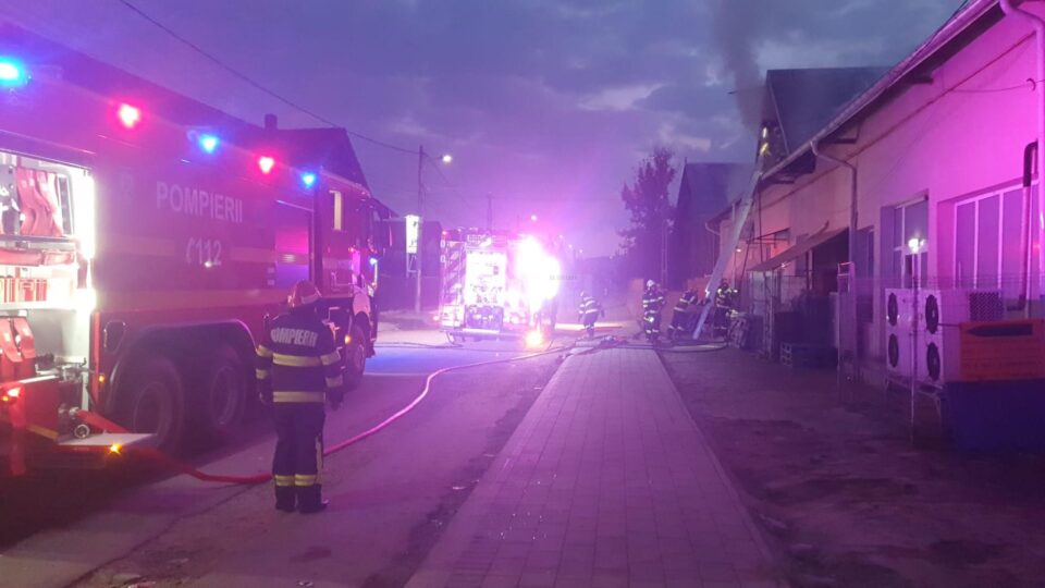 Incendiu extins de la un chioșc cu mici la acoperișul unui magazin Profi. Totul ar fi plecat de la o țigară