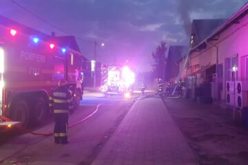 Incendiu extins de la un chioșc cu mici la acoperișul unui magazin Profi. Totul ar fi plecat de la o țigară