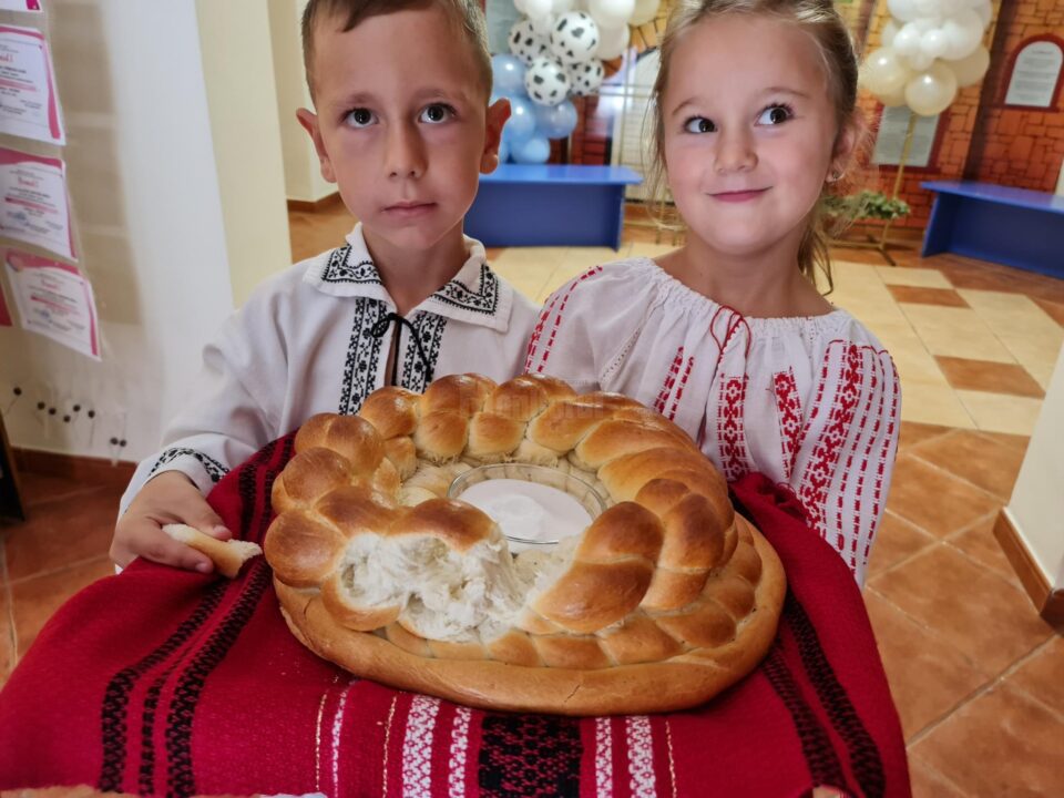 La Grădinița cu program prelungit Gulliver, edilul Sucevei a fost primit cu pâine și cu sare, de doi copii îmbrăcați în costume tradiționale