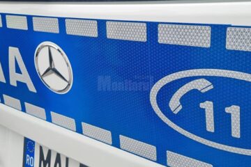 A încercat să scoată o insectă din mașină și s-a răsturnat în albia unui pârâu