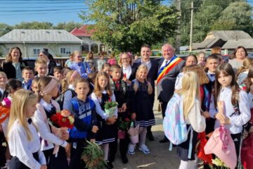 Deputatul PSD de Suceava Gheorghe Șoldan, alături de primarul din Cornu Luncii, Gheorghe Fron