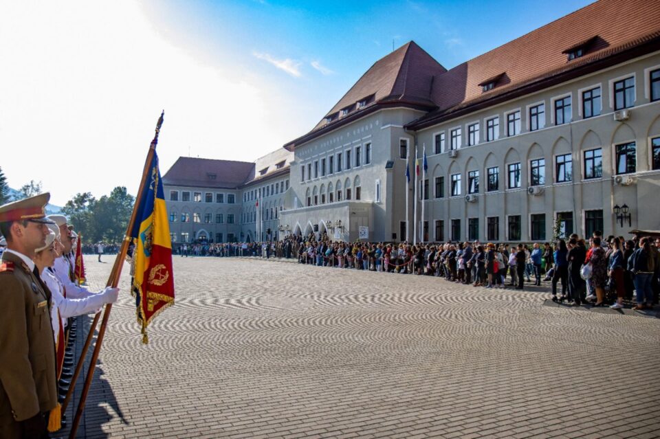 Început de an școlar, la Câmpulung. Foto - Laurențiu Sbiera, Matei Trofin