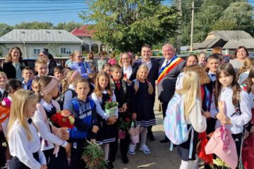 Deputatul PSD de Suceava Gheorghe Șoldan alături de primarul din Cornu Luncii, Gheorghe Fron