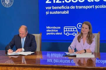 Vicepreședintele CJ Suceava Niculai Barbă a semnat contractul pentru achiziția a 26 de microbuze electrice