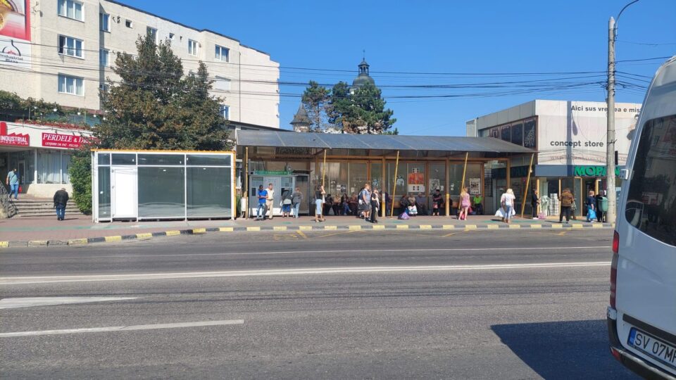 Refugiu pentru oameni ai străzii, jeg și miros de urină, în stația din centrul Sucevei