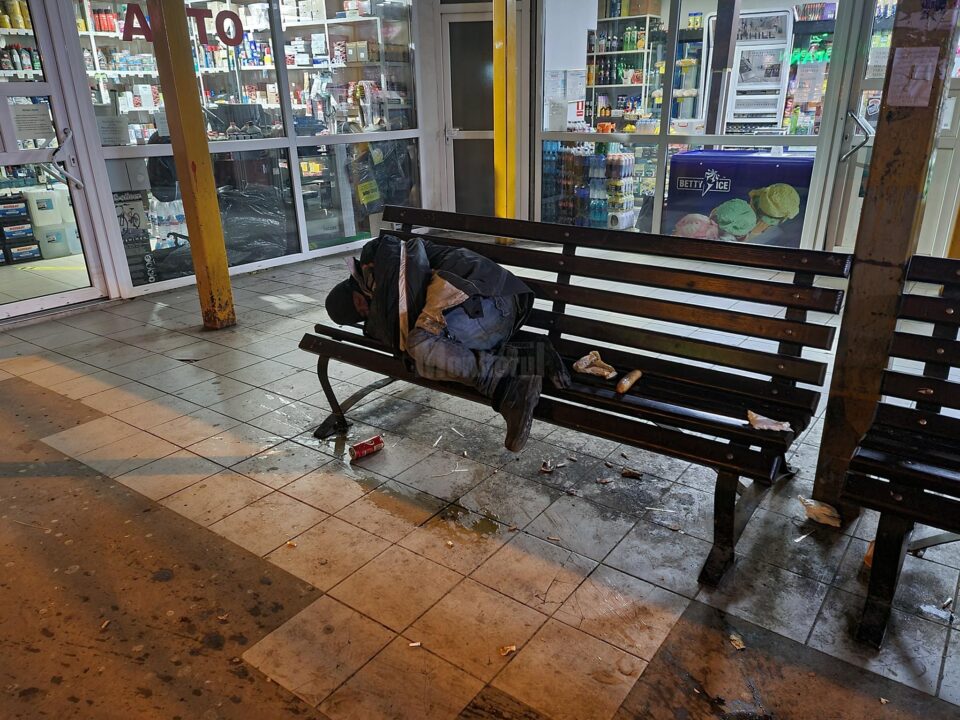 Refugiu pentru oameni ai străzii, jeg și miros de urină, în stația din centrul Sucevei. Foto Iulian Boz