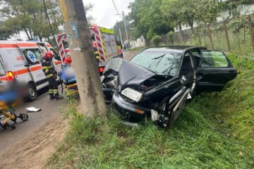 Un bărbat mort și o tânără dusă la spital după ce un Volvo a intrat violent într-un stâlp