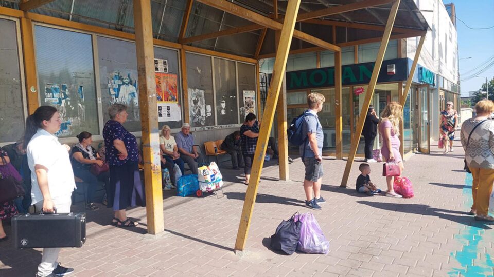 Refugiu pentru oameni ai străzii, jeg și miros de urină, în stația din centrul Sucevei Refugiu pentru oameni ai străzii, jeg și miros de urină, în stația din centrul Sucevei