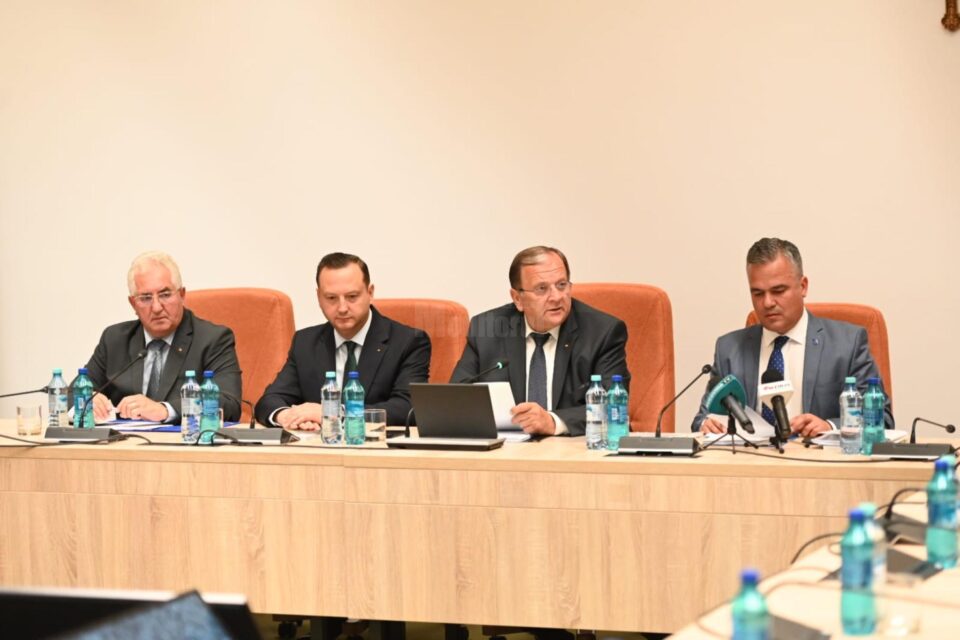 Ministrul DEzvoltării Adrian Veștea (dreapta) a venit la Suceava pentru a semna contracte de finanțare de peste 320 de milioane de lei