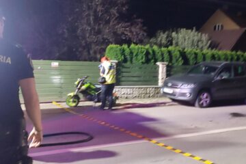 Motociclistul a agățat portiera unei mașini Toyota