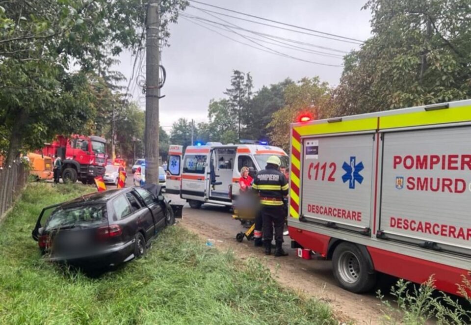 Un bărbat mort și o tânără dusă la spital după ce un Volvo a intrat violent într-un stâlp