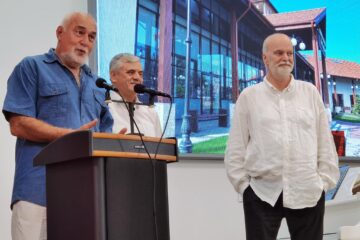 Varujan Vosganian, Ioan Pavăl și Vlad Rădescu la Centrul Cultural „Eugen Simion” din Dumbrăveni