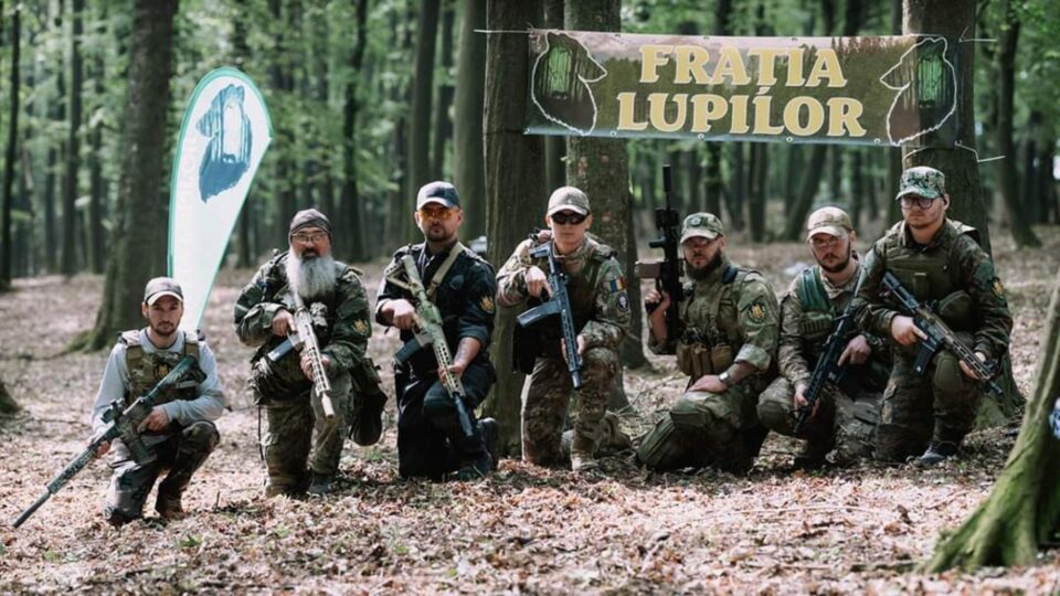 Membrii Frăției Lupilor se pregătesc pentru evenimentul de la Mitocu Dragomirnei