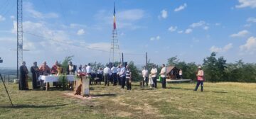 Tot joi, pe 14 septembrie 2023, un sobor format din cinci preoți, împreună cu mai mulți localnici, a urcat pe dealul Oadeci pentru a citi Acatistul Sfintei Cruci