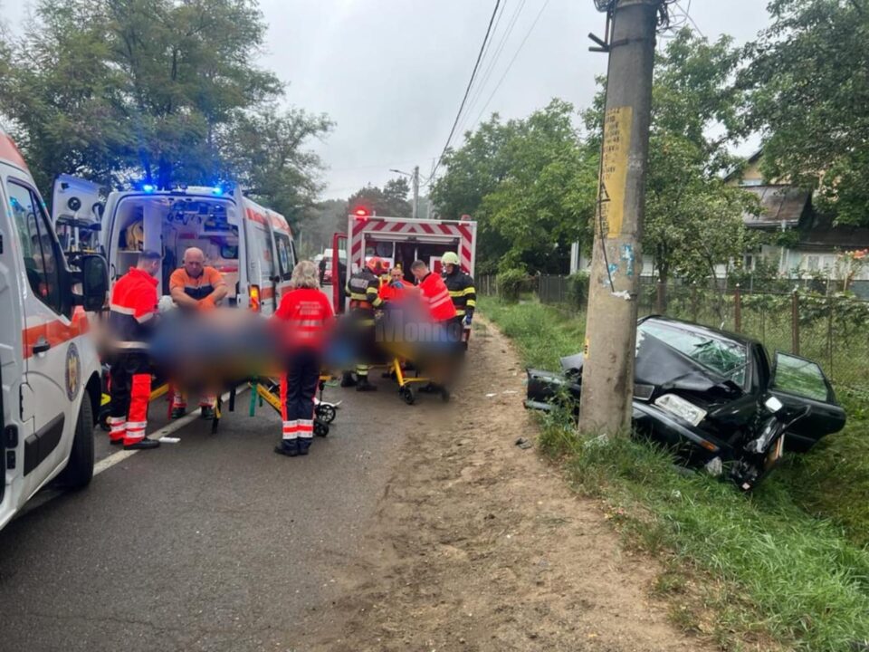 Un bărbat mort și o tânără dusă la spital după ce un Volvo a intrat violent într-un stâlp