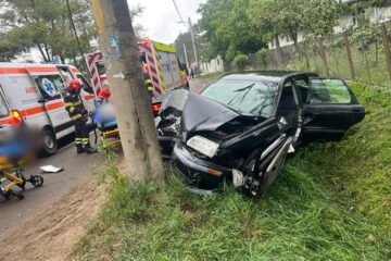 Un bărbat mort, fiica sa rănită grav, după ce un Volvo a intrat violent într-un stâlp