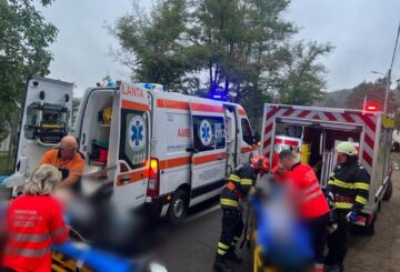 Un bărbat mort, fiica sa rănită grav, după ce un Volvo a intrat violent într-un stâlp