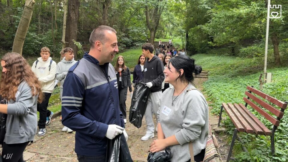 Sute de voluntari s-au adunat sambată în centrul Sucevei, pentru a participa la Ziua Națională de Curățenie 4