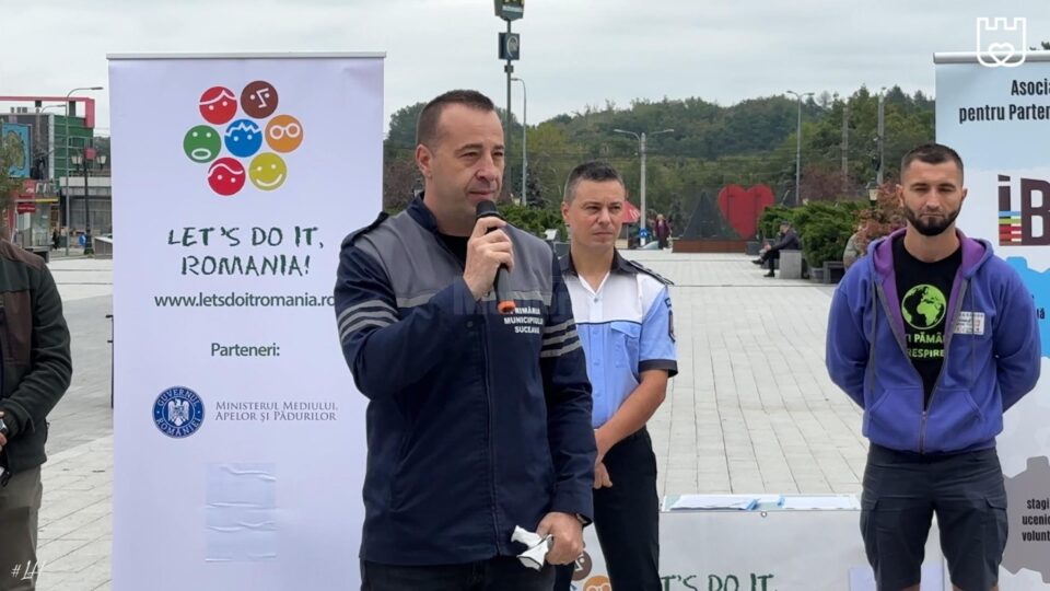 Sute de voluntari s-au adunat sambată în centrul Sucevei, pentru a participa la Ziua Națională de Curățenie 7