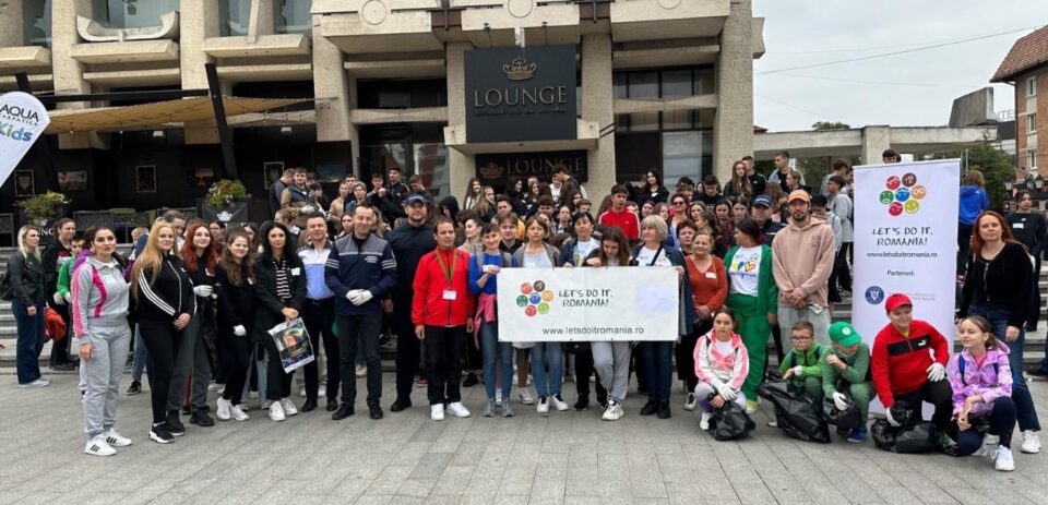 Sute de voluntari s-au adunat sambată în centrul Sucevei, pentru a participa la Ziua Națională de Curățenie 2