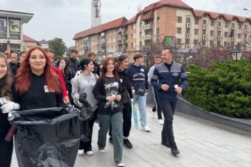 Sute de voluntari s-au adunat sambată în centrul Sucevei, pentru a participa la Ziua Națională de Curățenie