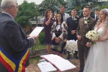 Cuplul cu numărul 1.000 la care primarul Sucevei, Ion Lungu,a oficiat cununia civilă 2