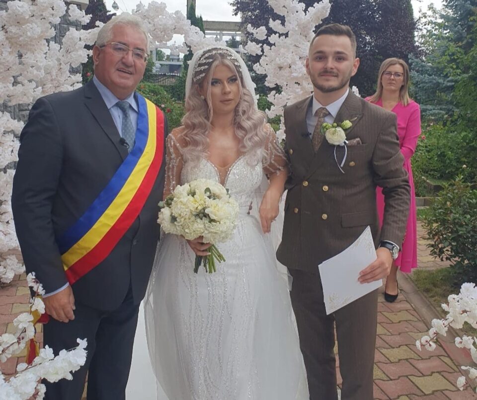 Cuplul cu numărul 1.000 la care primarul Sucevei, Ion Lungu,a oficiat cununia civilă