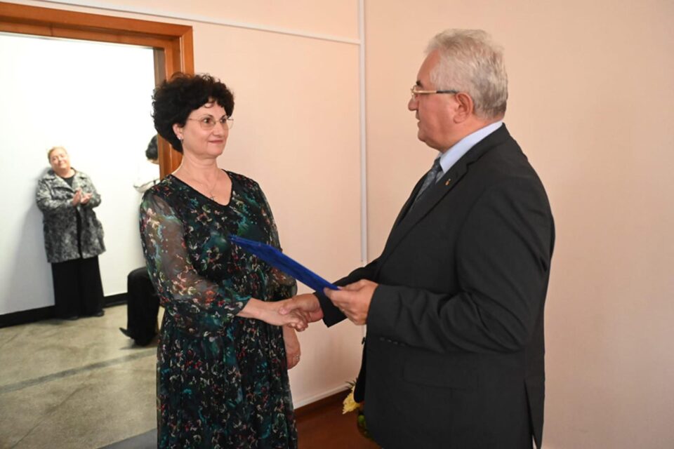 Primarul Ion Lungu i-a acordat o „Diplomă de excelență” directoarei Colegiului Tehnic Petru Musat, Maria Teodoreanu Primarul Ion Lungu i-a acordat o „Diplomă de excelență” directoarei Colegiului Tehnic Petru Musat, Maria Teodoreanu