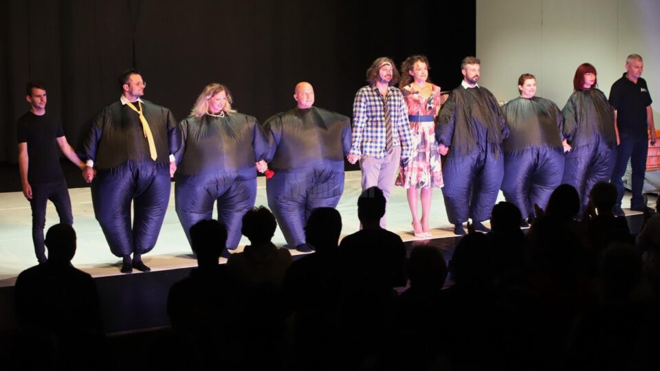 Spectacolul „Rinocerii” de Eugène Ionesco, în regia lui Alain Timár, a deschis stagiunea TMMVS 2023 -2024