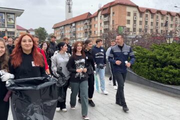 Sute de voluntari s-au adunat sâmbătă în centrul Sucevei, pentru a participa la Ziua Națională de Curățenie