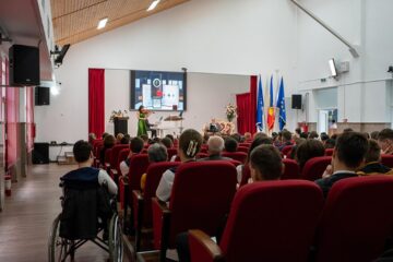 Piese ale marilor compozitori români, oferite liceenilor de la Dumbrăveni de Diana Jipa și Stefan Doniga