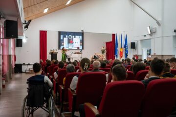 Piese ale marilor compozitori români, oferite liceenilor de la Dumbrăveni de Diana Jipa și Stefan Doniga