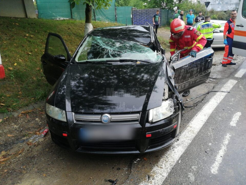 Tânără rănită după un impact între un autoturism și un autotren, la ieșirea din Suceava spre Adâncata Tânără rănită după un impact între un autoturism și un autotren, la ieșirea din Suceava spre Adâncata