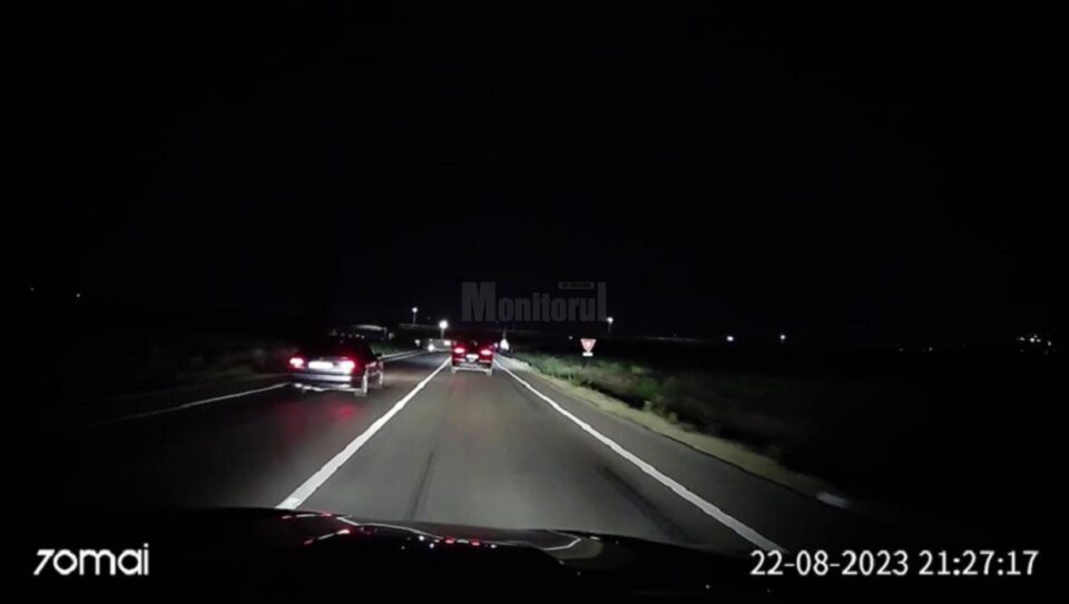 O șoferiță filmată când depășea pe linie continuă a fost amendată și lăsată fără permis de conducere O șoferiță filmată când depășea pe linie continuă a fost amendată și lăsată fără permis de conducere