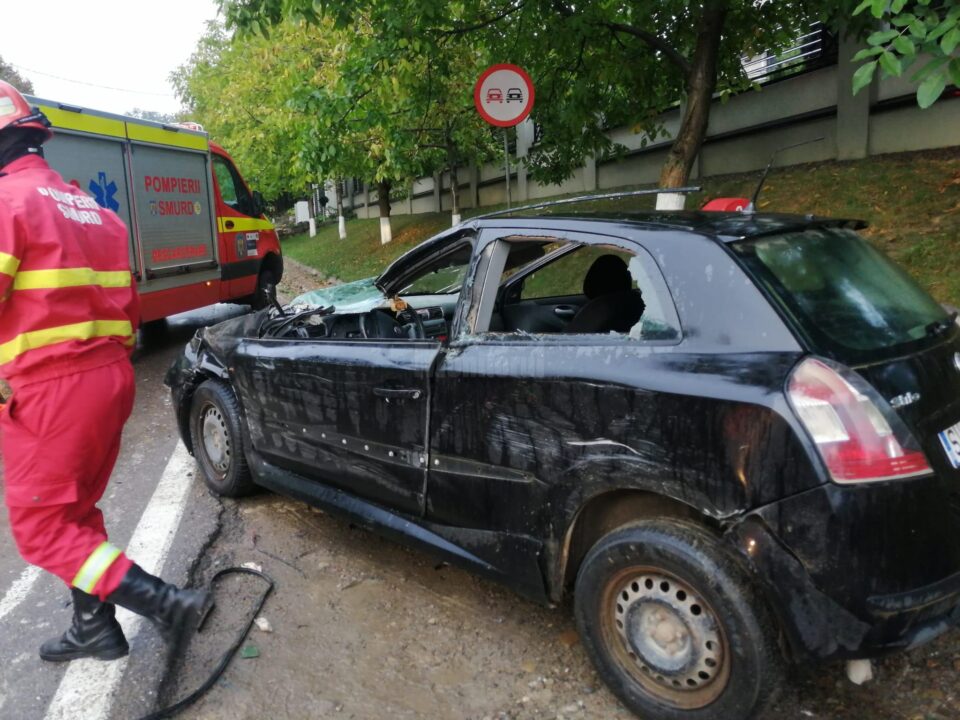 Tânără rănită după un impact între un autoturism și un autotren, la ieșirea din Suceava spre Adâncata